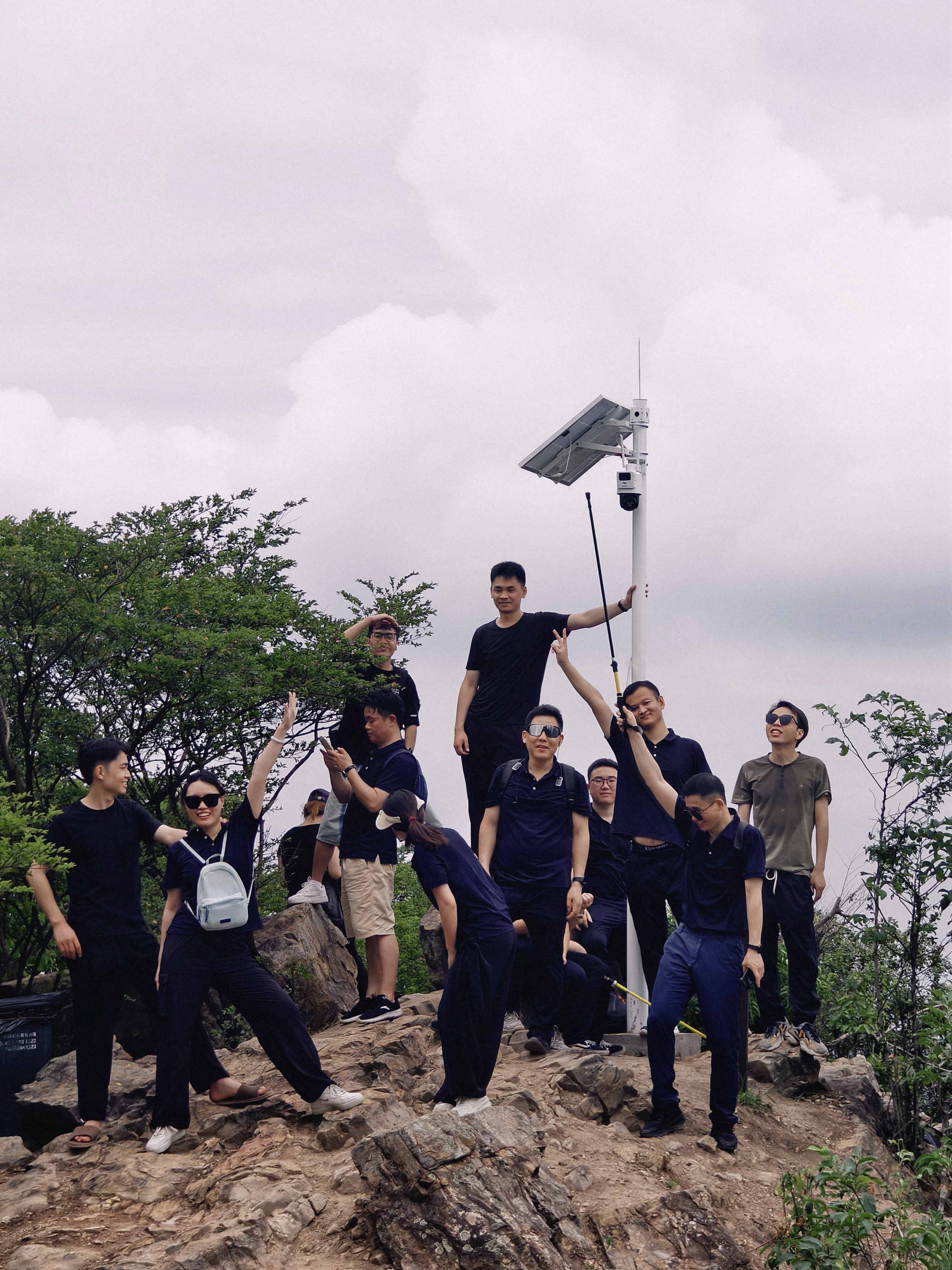 久信達科技公司員工齊聚光明區蠄蜍石，開啟活力爬山之旅暨團建活動(圖4)