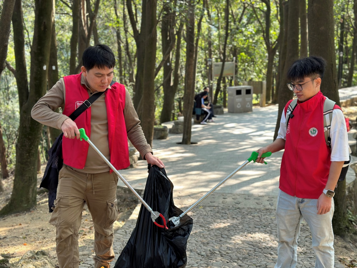 守護(hù)綠水青山，久信達(dá)環(huán)保袋義工點(diǎn)亮陽(yáng)臺(tái)山(圖1)